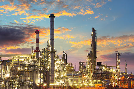 Plastic recycling oil integration in complex refineries